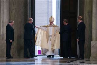 151208-pope-opens-holy-door-yh-0754a_43fa41ac7bb23b3746253842164bf4c7.nbcnews-ux-320-320