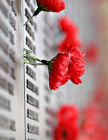 220px-remebrance_poppy_ww2_section_of_aust_war_memorial